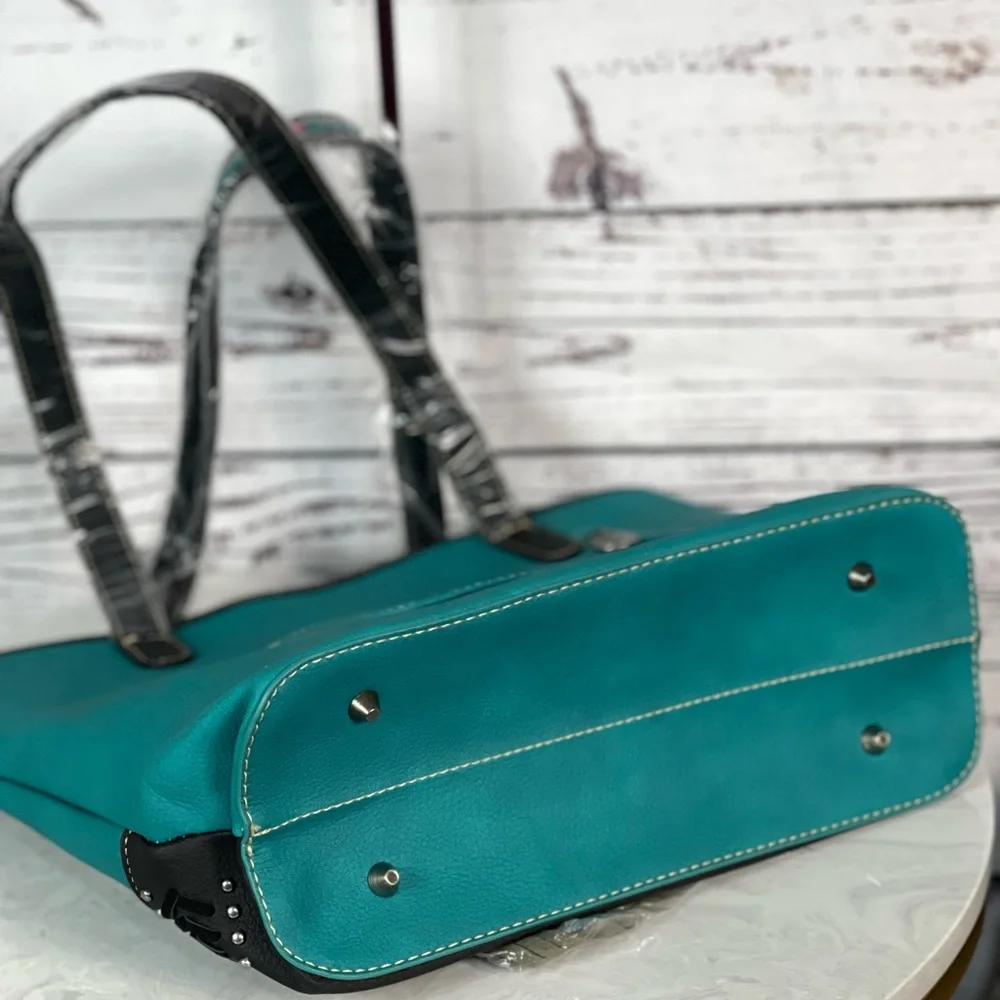 Montana West Concho Collection Concealed Carry Tote - Picture 7 of 8